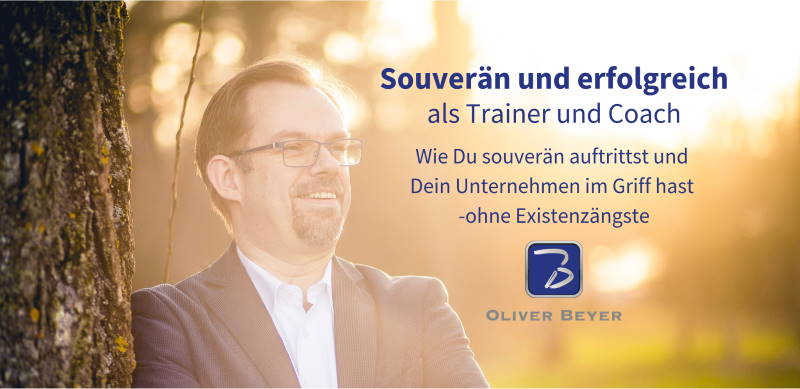 Coverbuld für die Facebook-Gruppe "Souverän und erfolgreich als Trainer und Coach" - Train the trainer Konzept - Oliver Beyer lehnt am Baum und lächelt der Abendsonne entgegen